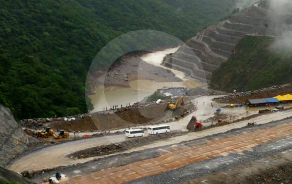 A pesar de las inclemencias del tiempo los trabajos avanzan día y noche para llegar a la cota 410. FOTO JUAN ANTONIO SÁNCHEZ