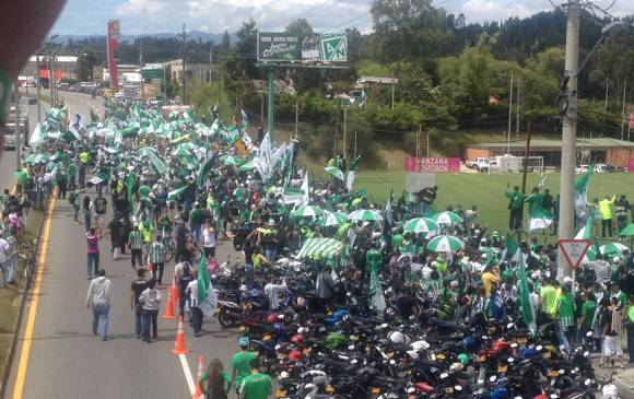 Multitudinaria caravana de hinchas verdes rumbo a Guarne