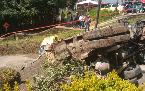 Accidente de tránsito en la Loma de Pajarito, en comuna 7 de Robledo. FOTO CORTESÍA GUARDIANES ANTIOQUIA