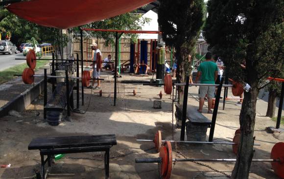 Este gimnasio al aire libre, también cerca de la canalización Ayurá, es bastante popular. 