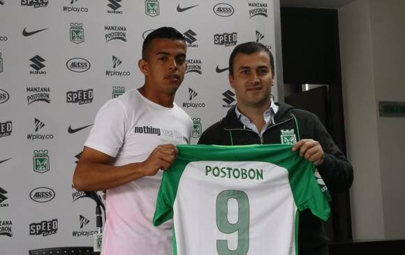 El presidente Juan David Pérez le entregó la camiseta número 9 a Duarte. FOTO CORTESIA-ATLÉTICO NACIONAL 