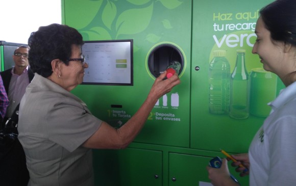 Los recipientes desechables se convierten en pesos para pagar los viajes en metro. FOTO ARCHIVO