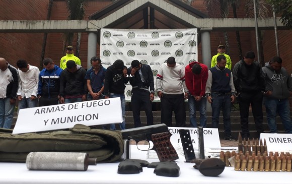 A los capturados se les incautó armamento y documentos falsos. FOTO POLICÍA METROPOLITANA DEL VALLE DE ABURRÁ. 