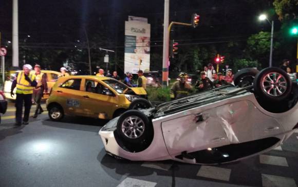 El vehículo particular terminó volcado en Las Vegas. FOTO: CORTESÍA GUARDIANES ANTIOQUIA
