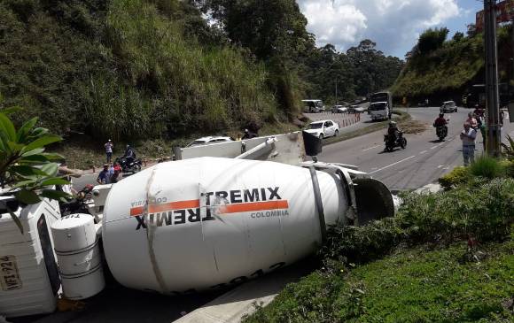 Accidente de vehículo mezclador de concreto que chocó con dos carros en la variente de Caldas. FOTO CORTESÍA GUARDIANES DE ANTIOQUIA