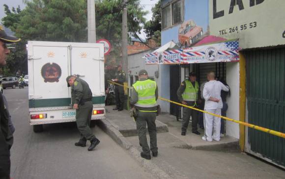 Dentro de este establecimiento del barrio El Volador, en el noroccidente de Medellín, fueron asesinados tres jóvenes, el martes pasado. Los agresores escaparon en una motocicleta. FOTO cortesía