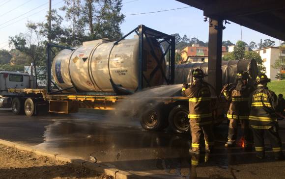 Los bomberos atendieron la emergencia y retiraron la sustancia para habilitar la vía. FOTO CORTESÍA DAGRD