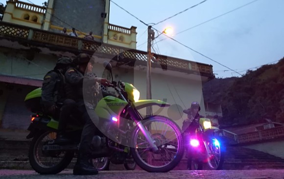 Policías patrullan las calles de Valdivia. FOTO MANUEL SALDARRIAGA