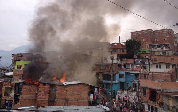 Un incendio que se registró en la carrera 47 con calle 123, del barrio Popular Dos, comuna 1 de Medellín, dejó dos viviendas afectadas. CORTESÍA Yefferson Miranda @YeffMiranda