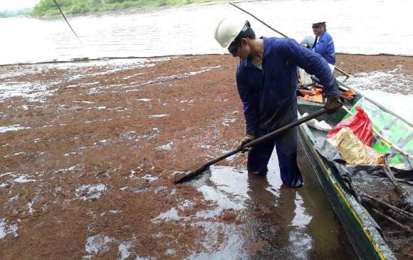 550 barriles de petróleo fueron los que se derramaron durante la emergencia ambiental en el pozo Lizama 158, propiedad de Ecopetrol, en marzo pasado. FOTOS COLPRENSA