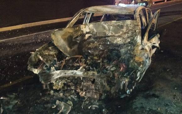 Tras el choque, el carro se incendió. FOTO CORTESÍA