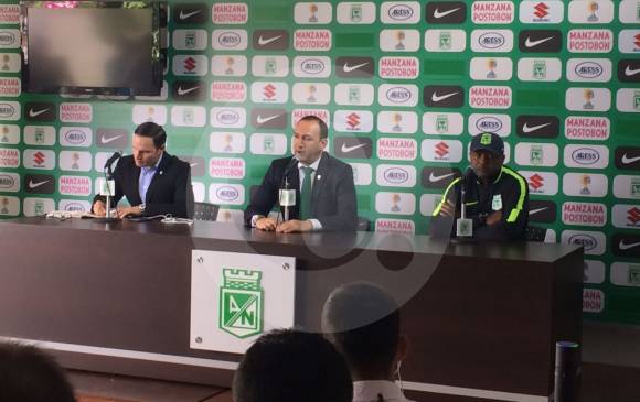 Víctor Marulanda, Juan Carlos de la Cuesta y Bernardo Redín presentaron a las nuevas caras de Nacional para 2017. FOTO Jessica Quintero