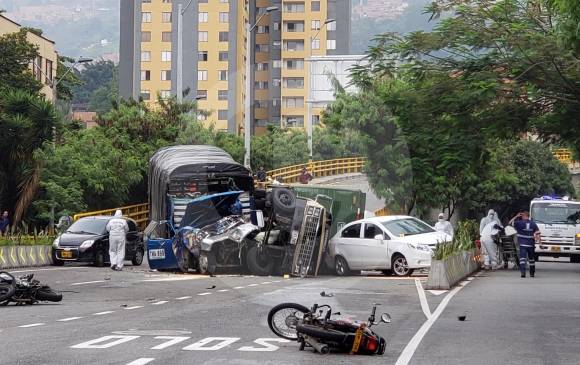 Este accidente, ocurrido el 25 de abril en Los Colores, en el que un camión que venía de Urabá perdió el control, refleja la problemática que generan los vehículos pesados. FOTO santiago olivares