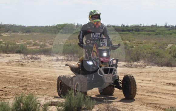 Christian Cajicá recorrió terrenos desérticos en La Guajira que son similares a los que tendrá el inicio del Dakar en Perú. La preparación incluye la moto, la mente, la parte física y mental y el equipo de asistencia. FOTO claudia arango holguín 