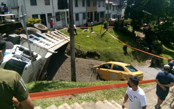 Accidente de tránsito en la Loma de Pajarito, en comuna 7 de Robledo. FOTO CORTESÍA GUARDIANES ANTIOQUIA
