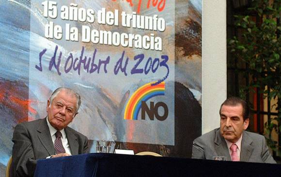 Los chilenos celebraron en 2003 los 15 años del plebiscito que dio fin a la dictadura de Augusto Pinochet. En la imagen los expresidentes Patricio Aylwin y Eduardo Frei. FOTO Archivo 