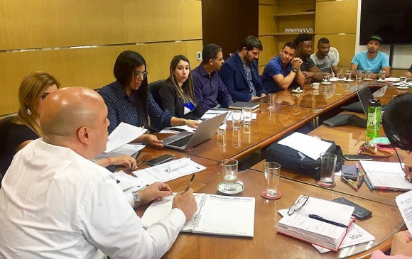 El gerente (e) de Indeportes, Nicolás Arenas, se reunió con la comisión delegada de deportistas antioqueños para crear la nueva estrategia de alimentación. FOTO Cortesía Indeportes