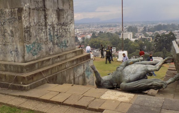La derribada estatua de Sebastián de Belalcázar en Popayán. FOTO COLPRENSA