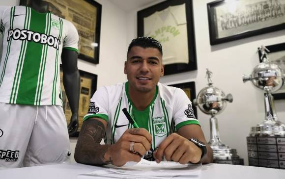 Duque firmando con Nacional. Foto: tomada de twitter de Atlético Nacional. 