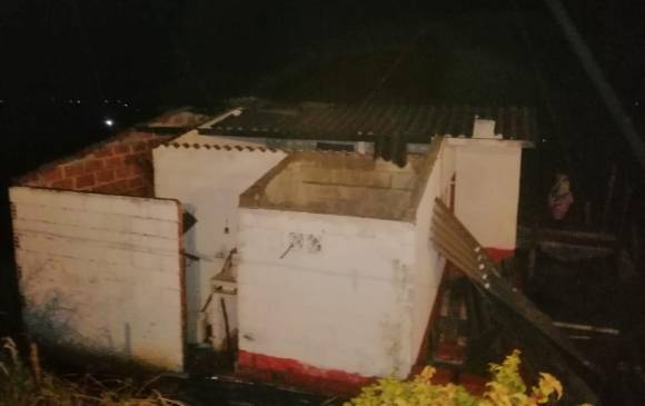 En La Unión se presentó cierre parcial de vías debido a la caída de árboles y el destechamiento de una vivienda. FOTO CORTESÍA GOBERNACIÓN DE ANTIOQUIA