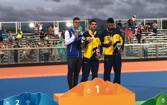 Los colombianos Carlos Iván Franco y Carlos Pérez en el podio de los 1.000 metros en Taipéi. FOTO cortesía-Fedepatín 