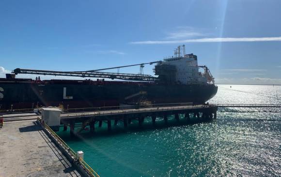 Cerrejón despachó ayer su primer buque con carbón desde Puerto Bolívar, La Guajira, tras el fin de una huelga que afectó la operación durante tres meses. Foto cortesía