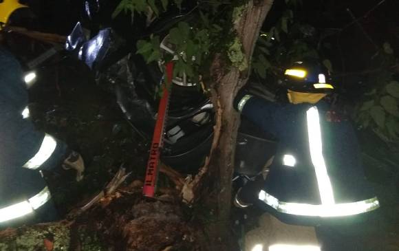 Un carro cayó de un cuarto piso en Sabaneta. Foto: @CBVSabaneta