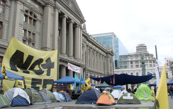 Frente al Palacio de los Tribunales de Justicia en pleno centro de Santiago se instaló desde el 13 de diciembre el “Campamento Dignidad” formado por opositores.