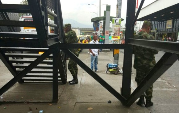 La ciudadanía reportó que varios militares se encontraban este miércoles requiriendo jóvenes sin libreta militar cerca a la Terminal del Norte. FOTO CORTESÍA