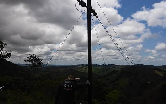 Estas redes eléctricas están en Sonsón, Antioquia. Fueron instaladas ilegalmente. FOTO Cortesía FRV