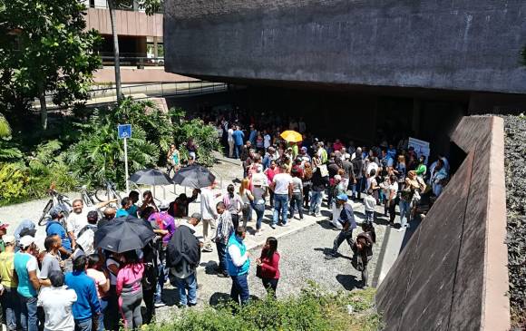 Así fue la fila de ciudadanos del vecino país el día de ayer, en la Plaza de la Libertad, en el primer día del registro. FOTO colvenz
