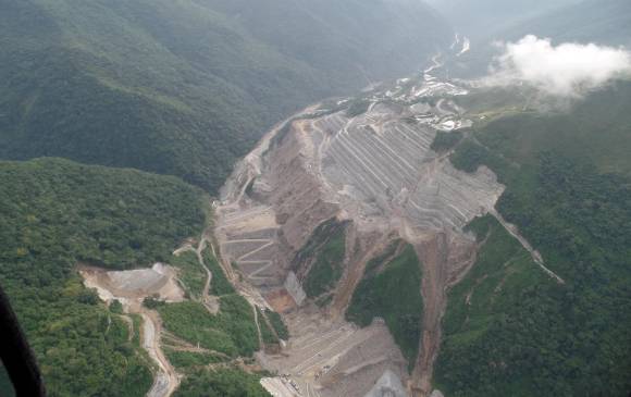 Desde el aire se aprecia el avance en la construcción de la presa y el canal del vertedero en medio del cañón del río Cauca. FOTOS josé f. loaiza y donaldo zuluaga