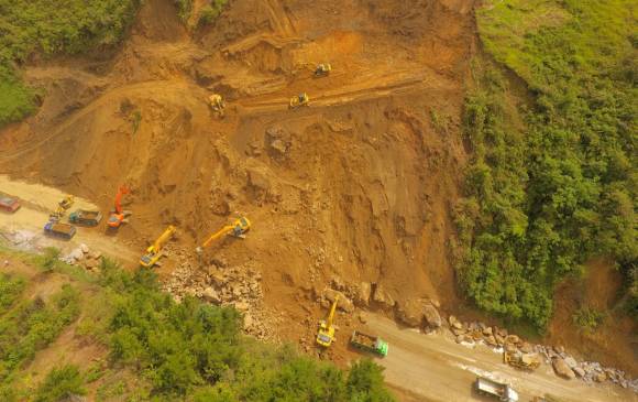 130 volquetas y maquinaria pesada se emplean para despejar el derrumbe desde el 1 de enero. La firma Atila implosiones ejecutó una explosión controlada en el sitio. FOTO cortesía devimed