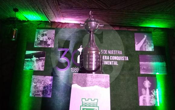Imponente, la Copa que levantó Nacional en 1989. FOTO JAIME PÉREZ