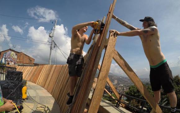 El montaje de este downhill urbano lleva 2 semanas. Con detalle, el escenario está quedando de lujo.