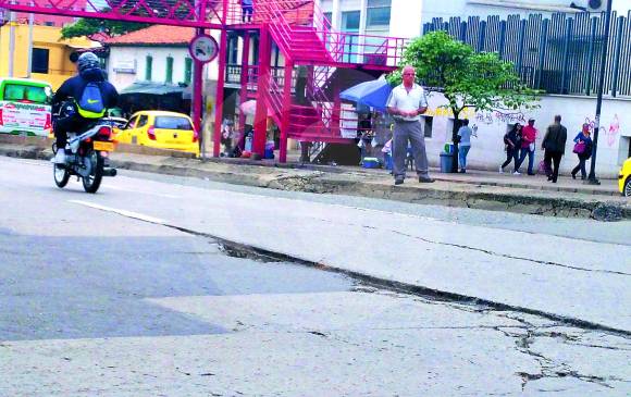 El hueco que causó el accidente vial. FOTO SANTIAGO OLIVARES