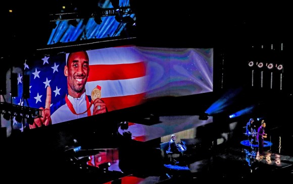 Antes del inicio del partido, asistentes y jugadores le rindieron homenaje a la fallecida figura de los Lakers, Kobe Bryant. FOTO EFE 