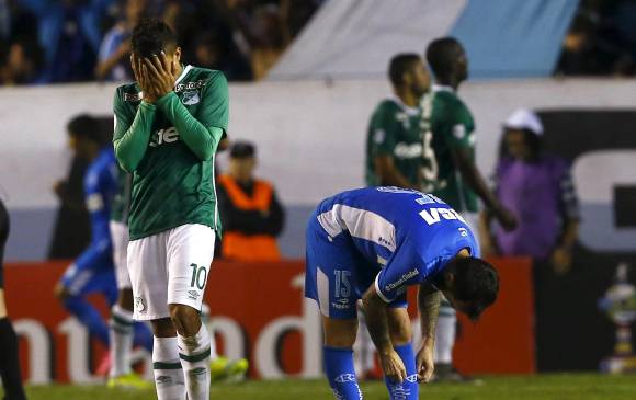 Andrés Roa, del Deportivo Cali, lamentándose por la derrota 4-2 ante Racing. FOTO reuters