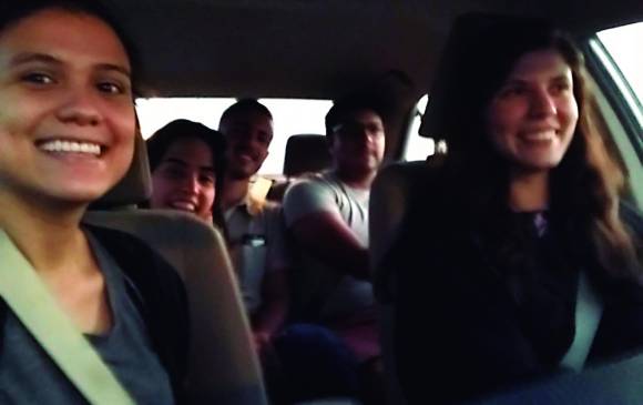 A pesar de que el cambio de ley aplica desde junio, aún causa sorpresa para los hombres en Arabia ver a una mujer al volante. Aquí el momento del primer viaje en carro de Marisol. FOTOS CORTESÍA