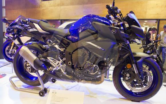 Yamaha MT-10: Cilindraje: 998 c.c. Motor: refrigeración líquida de 4 tiempos. Transmisión: de 6 velocidades. Peso total: 210 kilogramos. Capacidad de combustible: 17 litros.Con refrigeración intercooler para el motor.