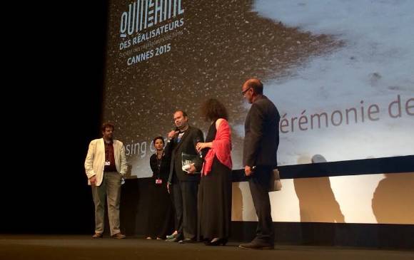 Momento en que Ciro Guerra (centro) recibe el Premio a Mejor Película de la Quincena en Cannes. FOTO colprensa