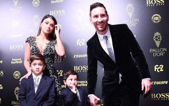 En la ceremonia de este lunes, Messi estuvo acompañado por su familia. FOTO AFP