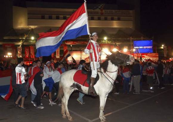 reuters - Este hincha paraguayo asistió en su caballo a recibir la selección de su país tras quedar eliminada en cuartos de final frente a España.