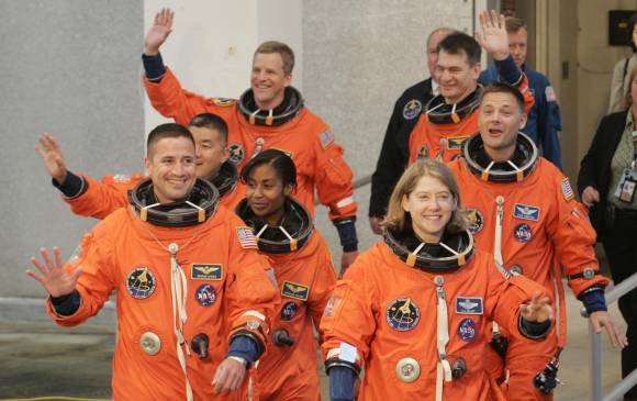 Paolo Nespoli (última fila de arriba a la derecha), realizaría su tercera misión espacial. En la imagen, en su primera misión en 2007. FOTO ARCHIVO.