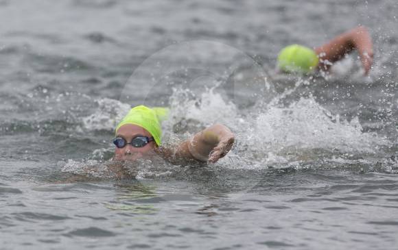 La antioqueña Karen Durango se quedó con el oro en la prueba de los 5 kilómetros en Guatapé, durante el Nacional de aguas abiertas que se disputó el fin de semana. FOTO edwin bustamante