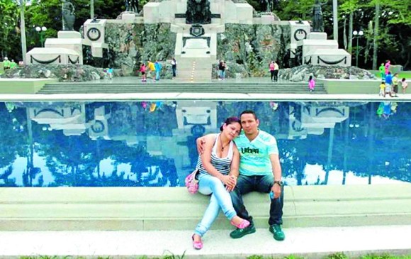 Alias Pirry y alias Yeimi posaron para la foto en el monumento Altar de la Patria en Valencia, Venezuela.