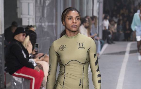 La deportista colombiana Caterine Ibargüen modelando para la marca Off White. Foto: captura de video.