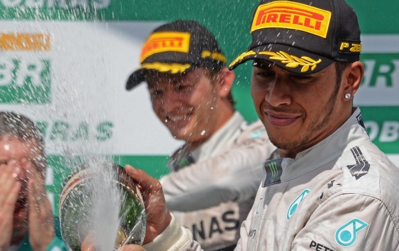 El piloto británico lidera el Mundial de F-1 a falta de el Gran Premio de Abu Dhabi que se correrá el próximo domingo. FOTO AFP