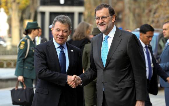 El presidente Juan Manuel Santos recibió este miércoles el Premio Nueva Economía Fórum que le fue entregado por su homólogo español Mariano Rajoy. FOTO REUTERS