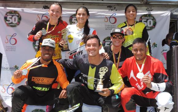 Carlos Oquendo (centro, abajo) y María Camila Restrepo (arriba, centro), los campeones en Pereira. FOTO cortesía cab
